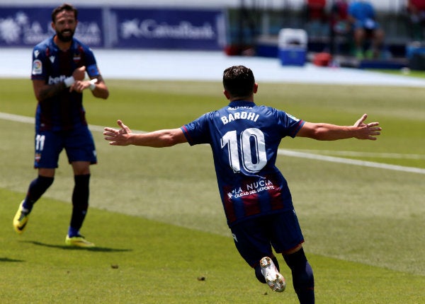 Bardhi celebrando su anotación con Morales