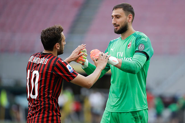Jugadores del Milan se felicitan tras el triunfo ante Roma