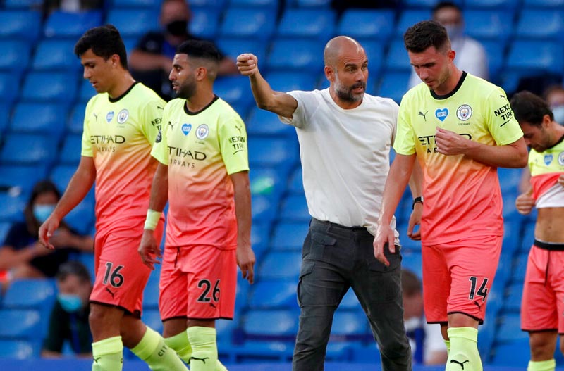 El técnico español dando instrucciones a sus jugadores