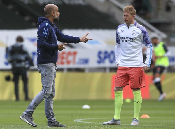 Pep Guardiola dando instrucciones a De Bruyne