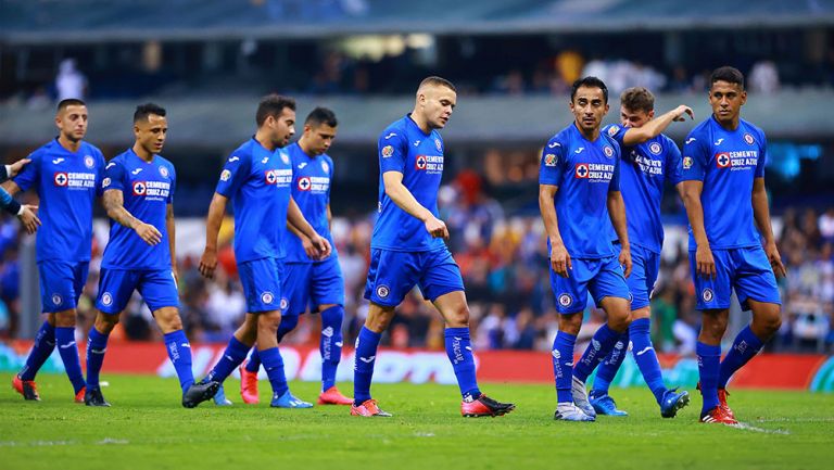 Jugadores de Cruz Azul se lamentan tras un partido 