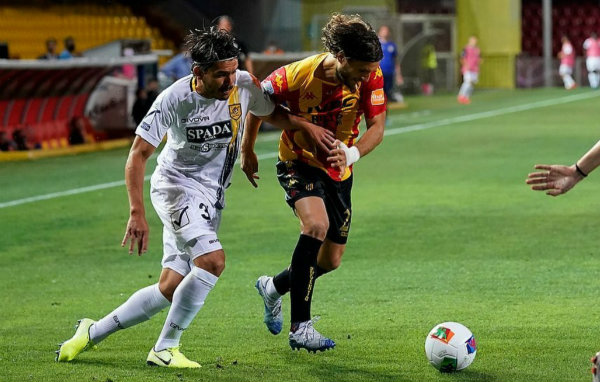 Jugadores de Benevento y Juve Stabia disputan un balón