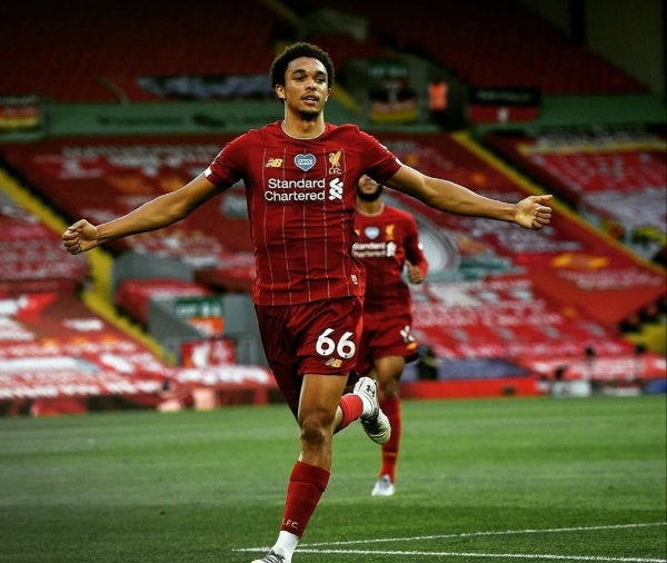 Trent Alexander-Arnold celebra un gol con los Reds