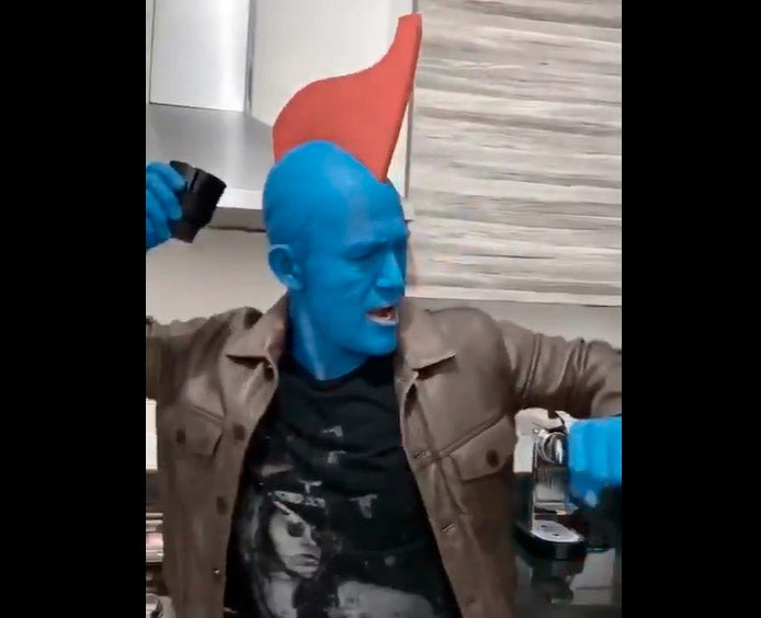 Luis Hernández interpretando a Yondu