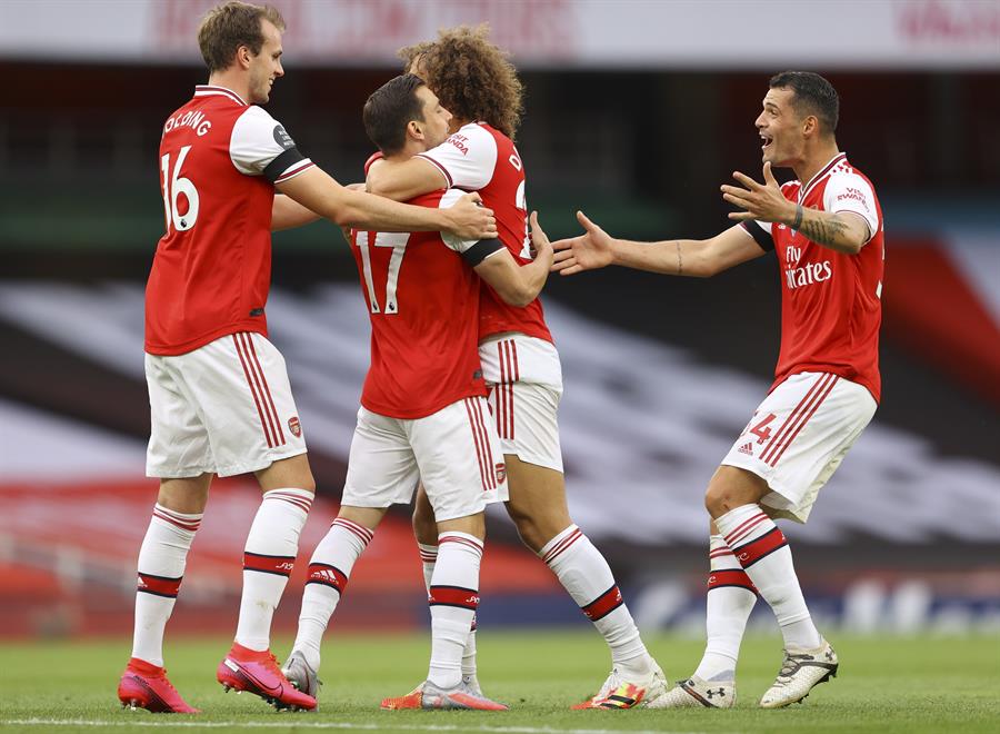 Jugadores de los Gunners celebran un gol 