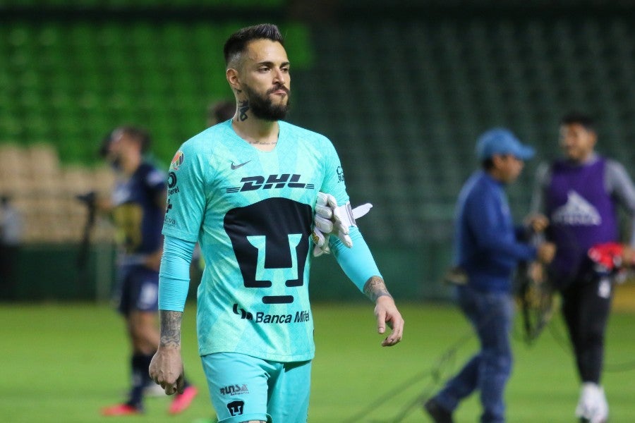 Alfredo Saldívar durante un partido con Pumas