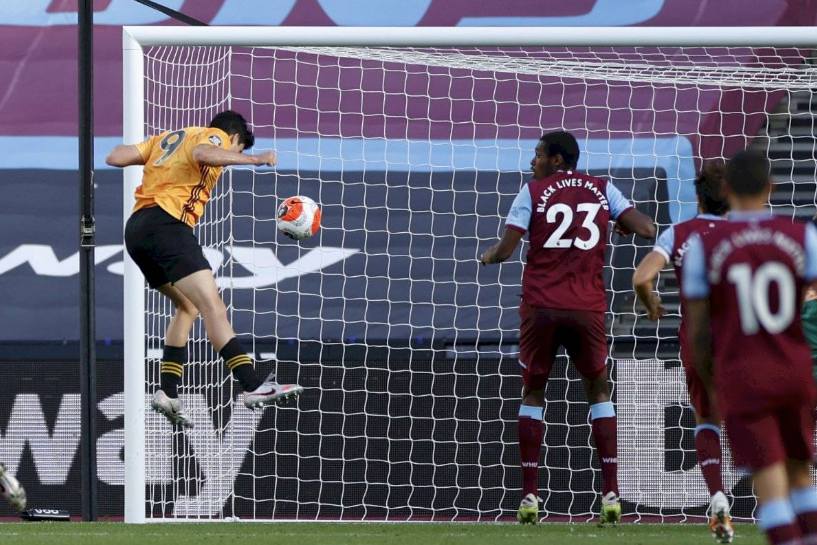 Raúl remata a portería ante el West Ham