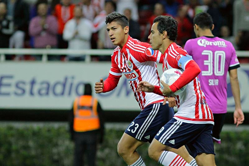 Zaldívar y Bravo durante un duelo con Chivas 