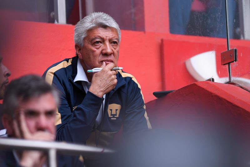 El presidente deportivo de Pumas observando un partido