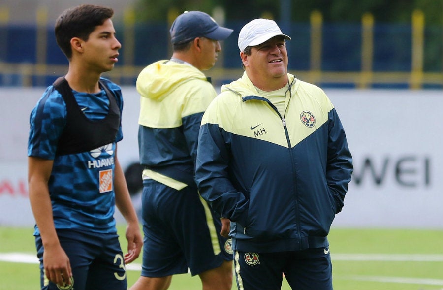 El Piojo en práctica con Diego Lainez en Coapa