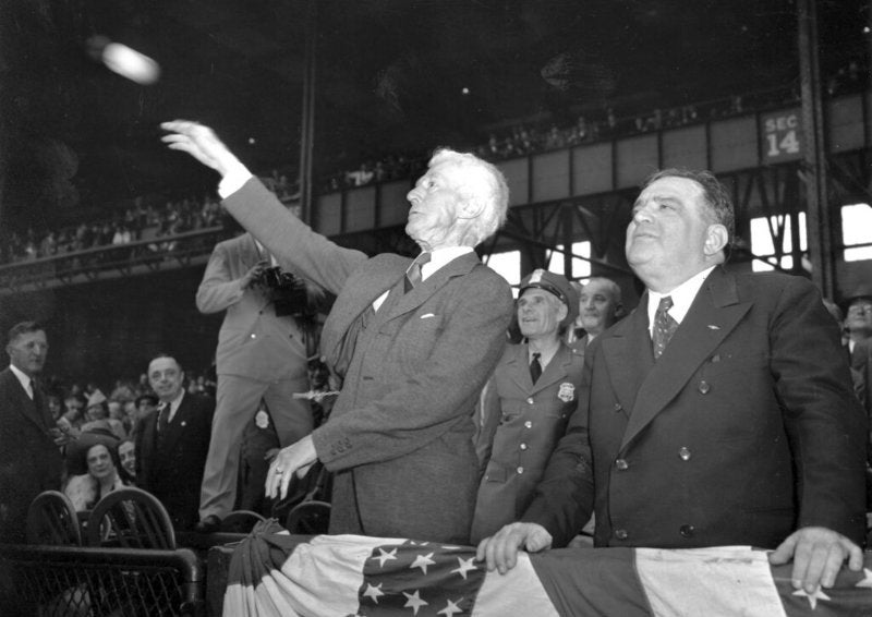 Knesaw Mountain Landis lanza la primera bola de la Serie Mundial de 1941