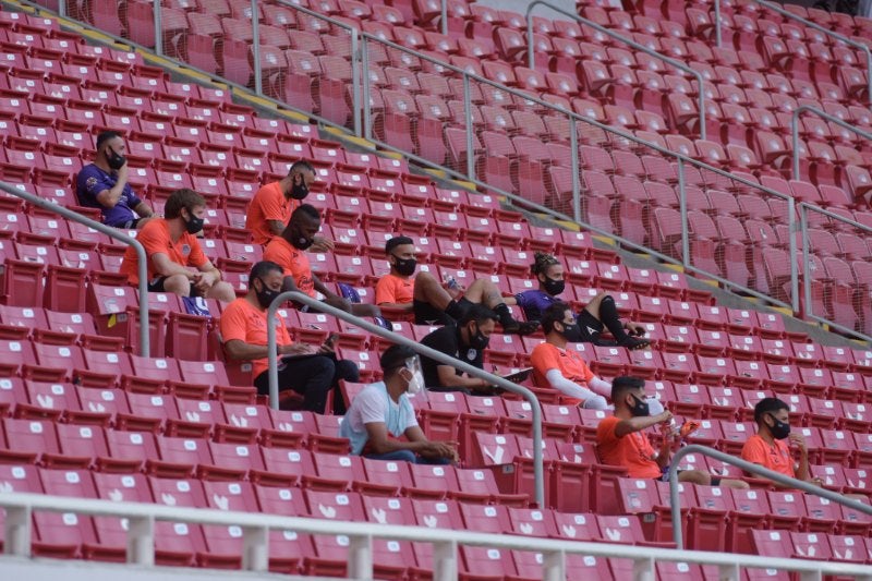 Jugadores de Mazatlán en la banca, tomando distancia