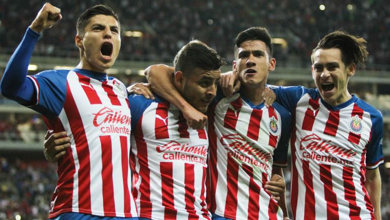 Jugadores de Chivas festejan un gol 