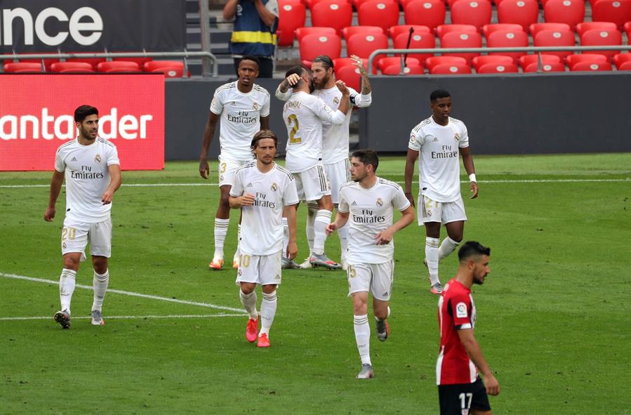 Jugadores merengues celebran el gol