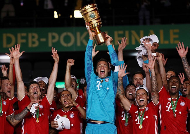 Neuer y sus compañeros del Bayern celebran la conquista de la DFB Pokal