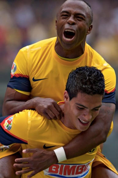 Benítez y Raúl celebran un gol con América 