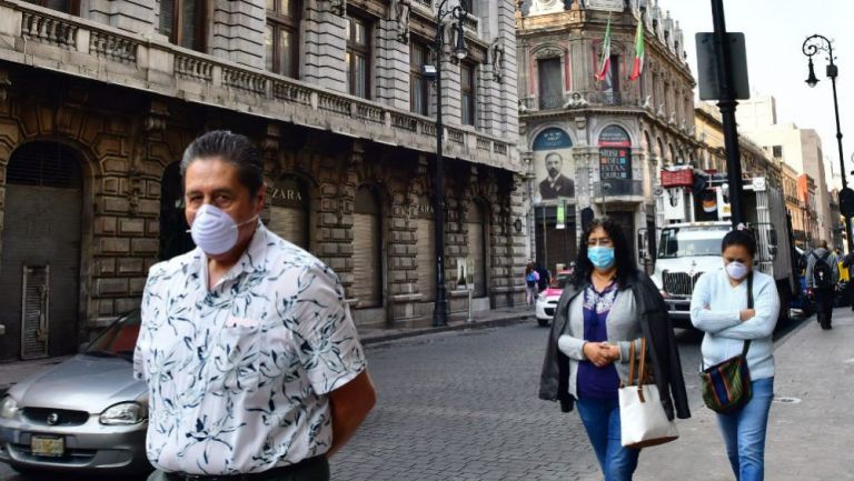 Personas caminando con cubrebocas en las calles del país 