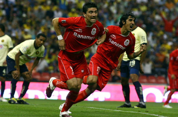 El exdelantero chileno festeja un gol con los Diablos Rojos