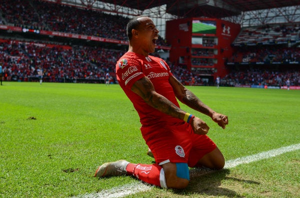 Felipe Pardo celebra un gol con los Diablos Rojos