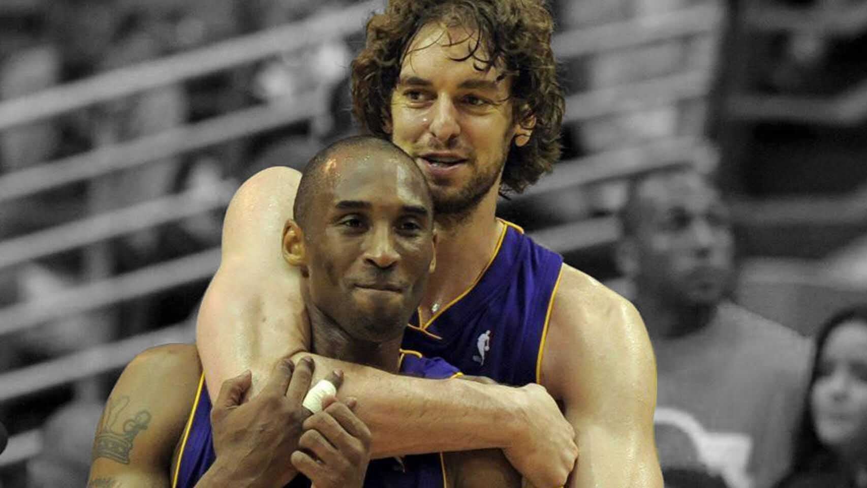 Pau Gasol  festeja con Kobe tras una victoria de los Lakers