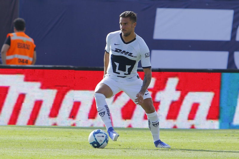 Iniestra en partido con Pumas