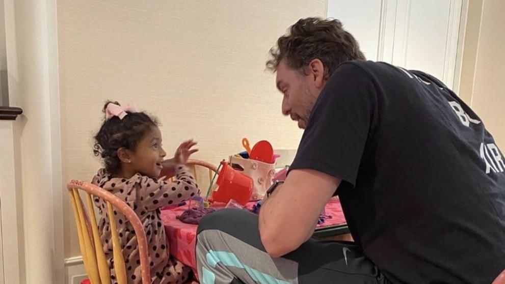 Pau Gasol, con una de las hijas de Kobe