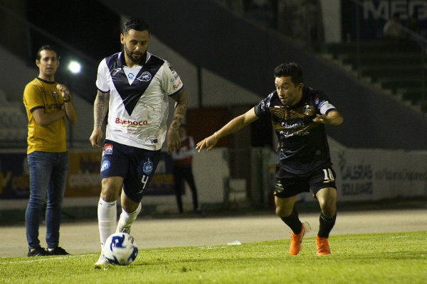 Alan Mendoza en un partido del Celaya