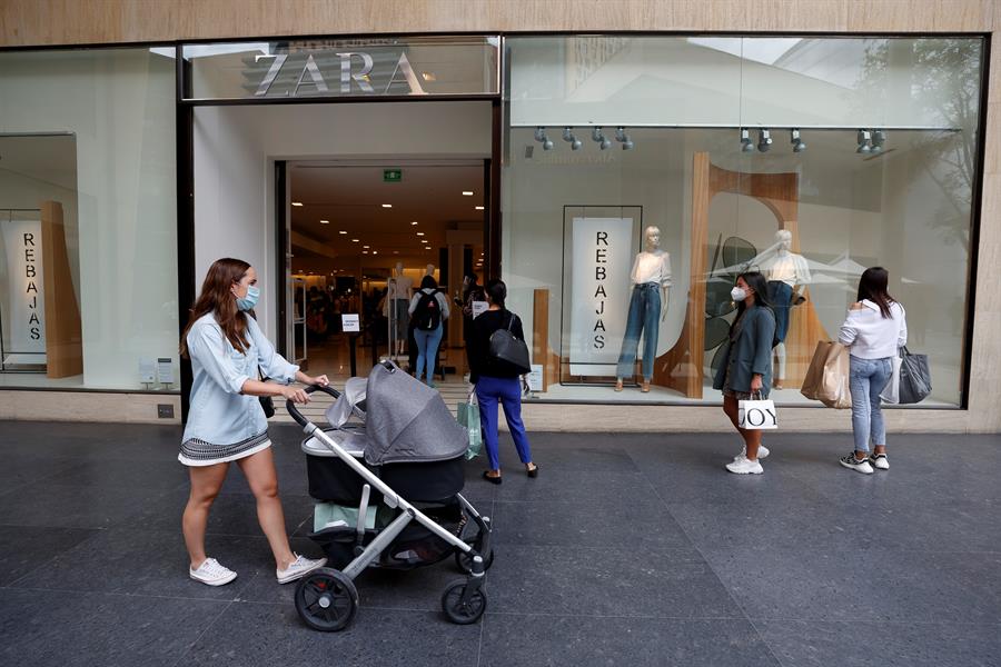 Ciudadana asiste a plaza comercial