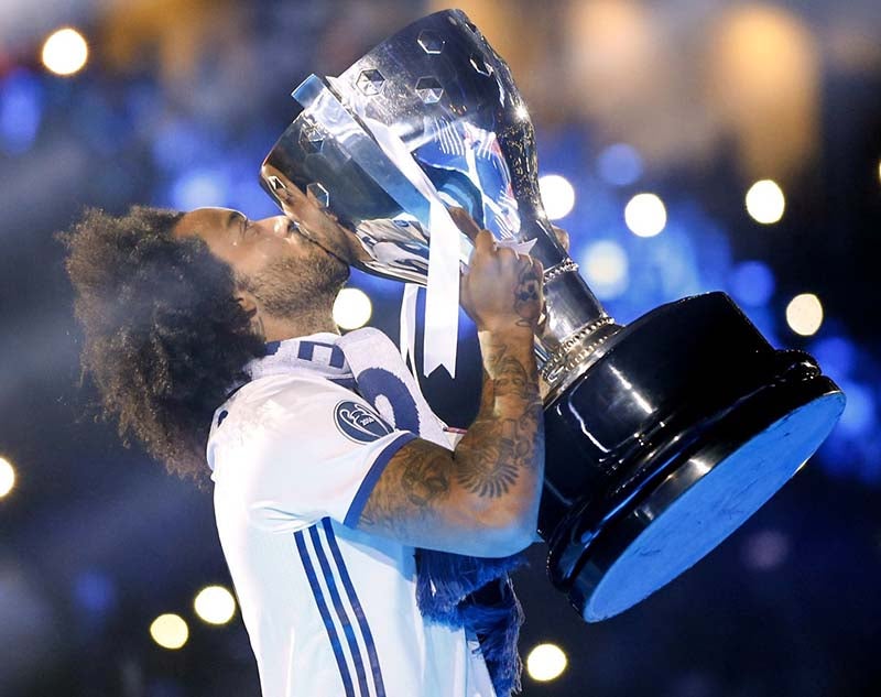 Marcelo besa un trofeo del Real Madrid 