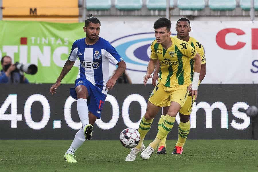 'Tecatito' Corona en acción ante el Tondela