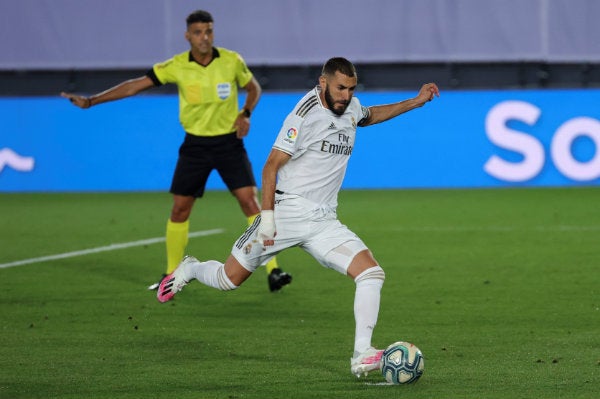 Benzema cobrando el penal desde los 11 pasos