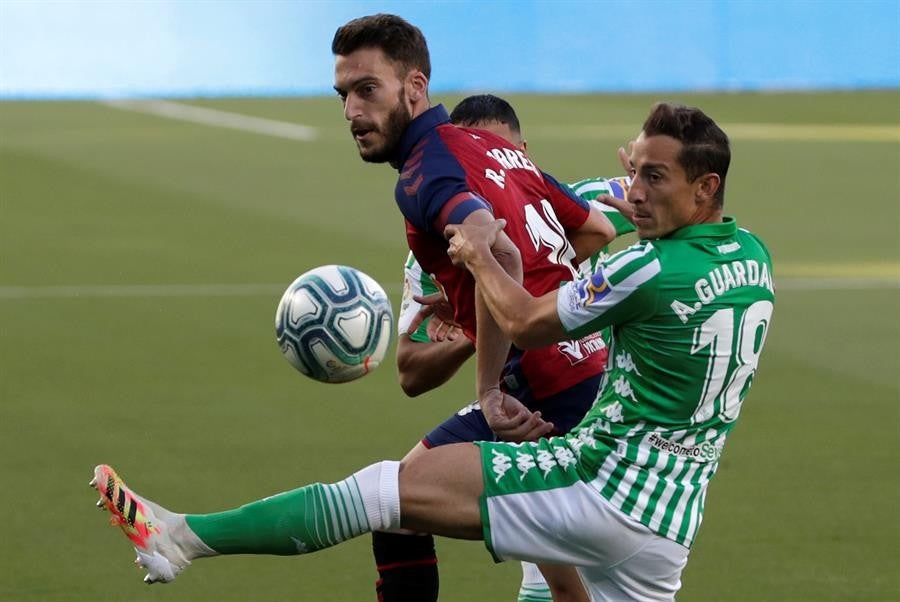 Andrés Guardado durante un partido con Betis