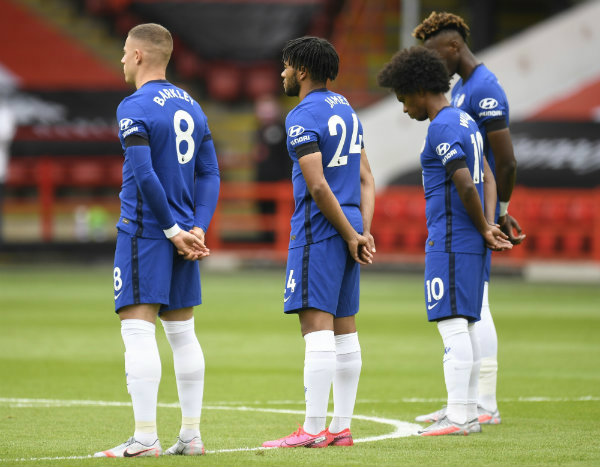 Jugadores del Chelsea en minuto de silencio