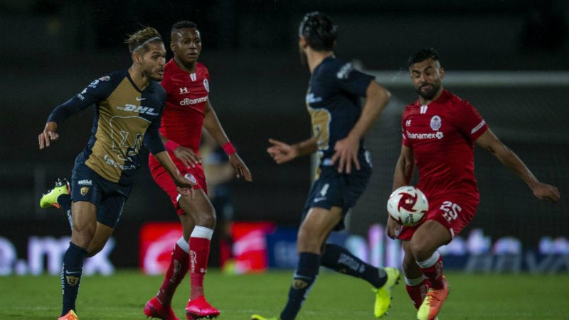 Futbolista de Pumas y Toluca en la disputa del balón