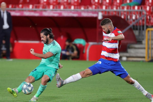 Isco intentando un remate al arco de Silva