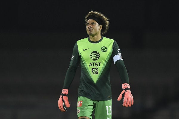 Ochoa durante un juego del América