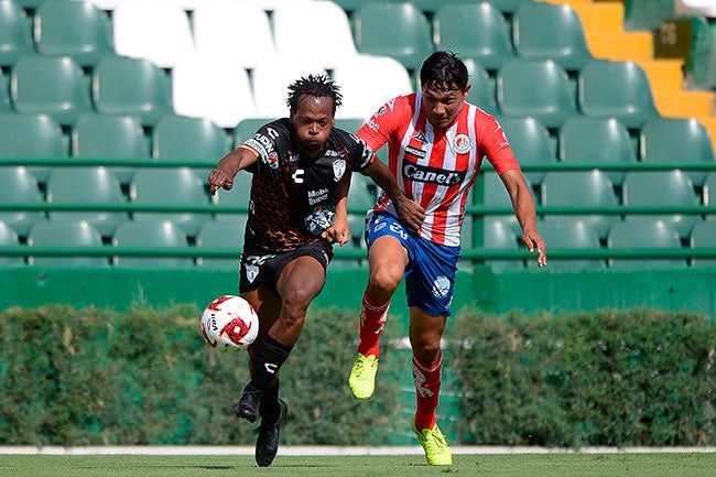 Romario Ibarra conduce el balón ante la marca rival