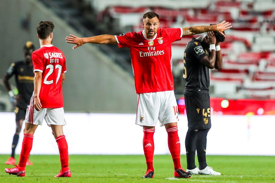 Seferovic celebra su gol contra Vitoria de Guimaraes