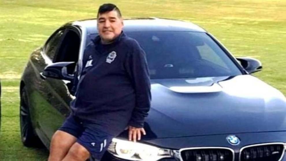 Maradona presume su nuevo vehículo