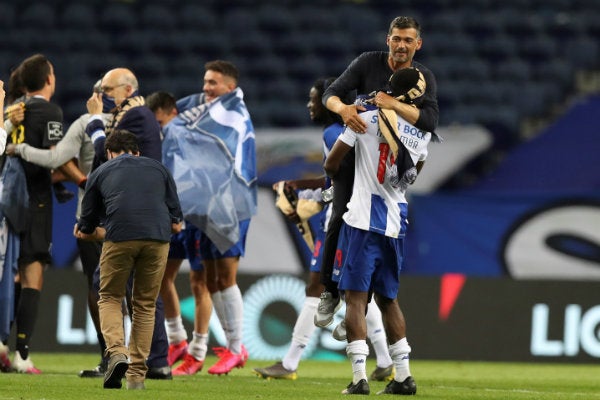 Jugadores de los Dragones celebran el título