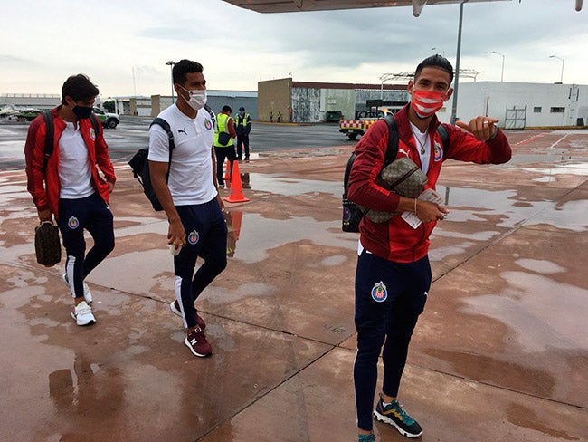 Jugadores de Chivas, antes de tomar su vuelo a la CDMX