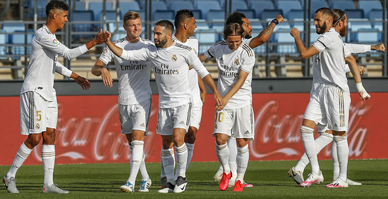 Elementos del Real Madrid celebran un gol en LaLiga