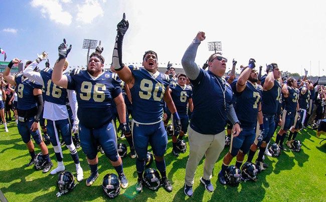 Pumas CU entona un goya en el Olímpico Universitario