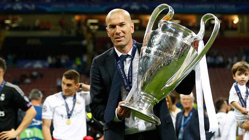 Zinedine Zidane posa con el trofeo de la Champions League 