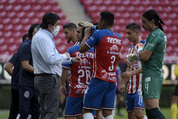 Luis Fernando Tena, técnico de Chivas, hablando con sus jugadores