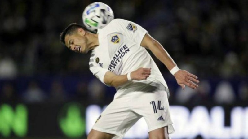 Hernández intenta rematar un balón con el Galaxy