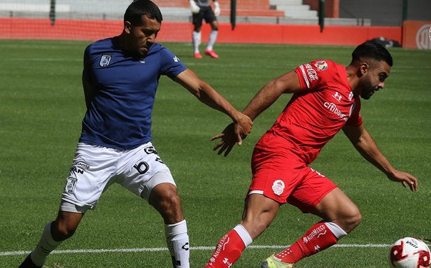 Acción en el partido amistoso entre Gallos Blancos y Toluca