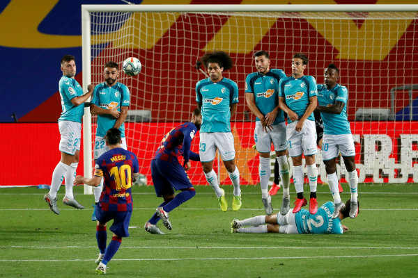 Messi cobrando un tiro libre que terminara en gol