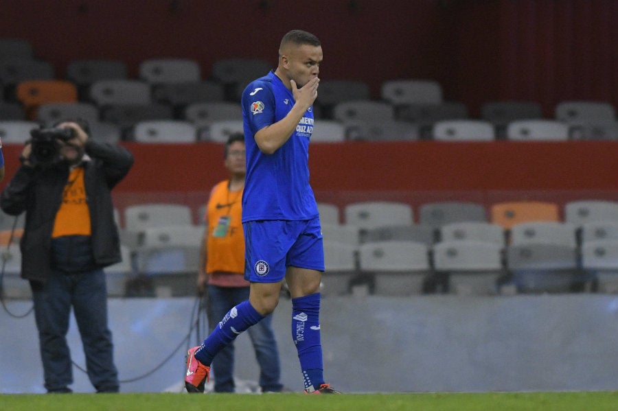 Jonathan Rodríguez durante un partido de Cruz Azul en el Estadio Azteca