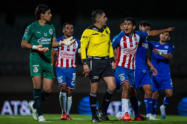 Jugadores de Chivas reclaman a Óscar Mejía